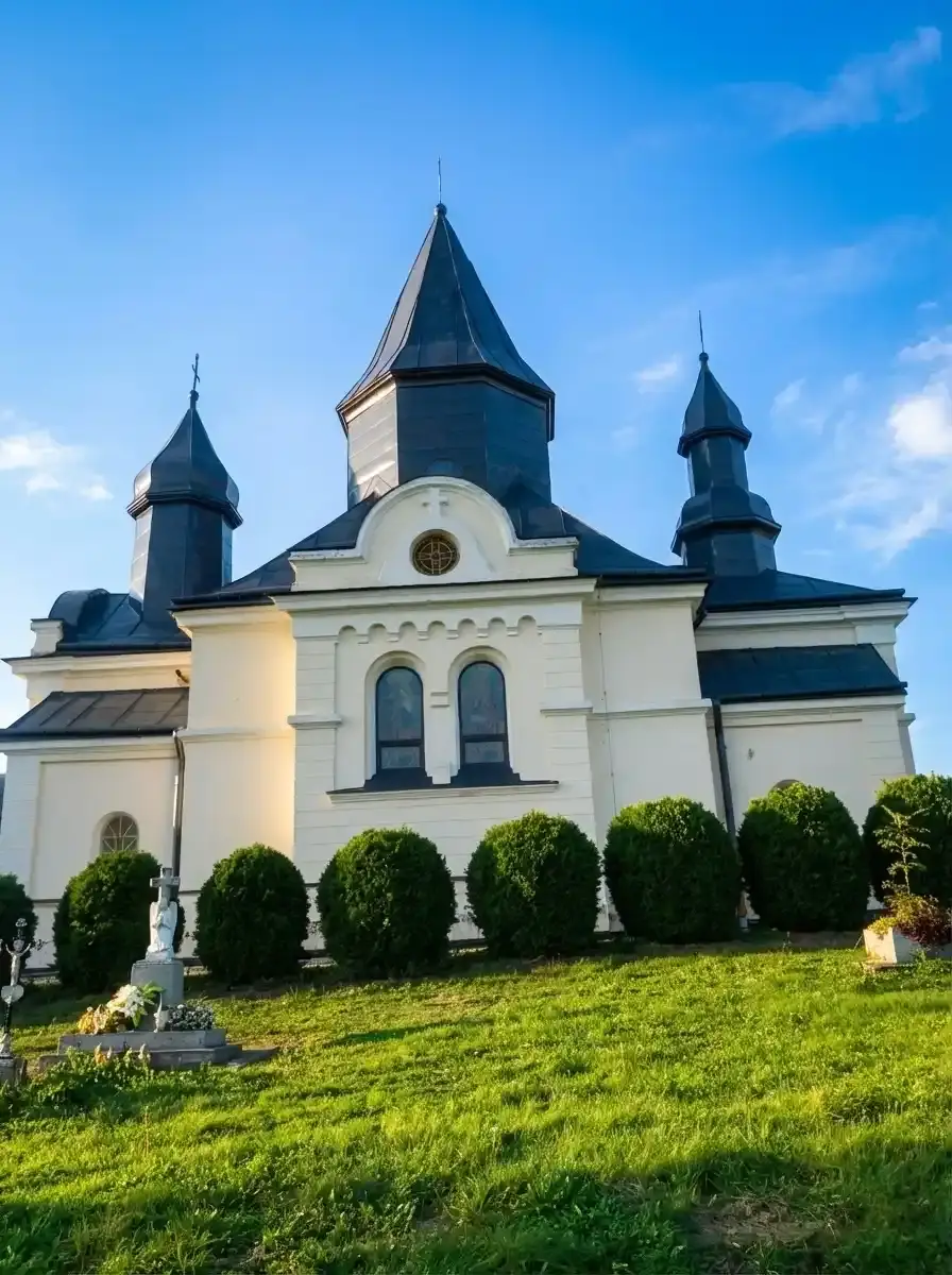 Dach kościoła po malowaniu – fragment