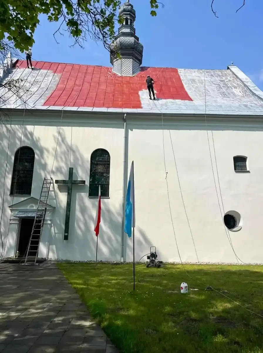 Dach kościoła przed malowaniem